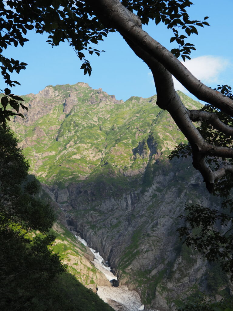巌剛新道から見るマチガ沢
